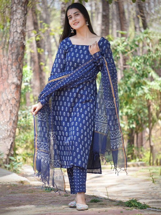 Bahe Kurtiz Women Floral Printed Square Neck Kurta with Trousers & Dupatta
