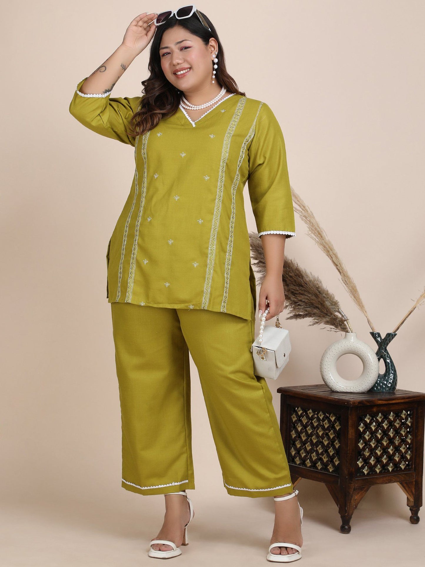 Women Green Embroidered Co-Ord (Set of 2)