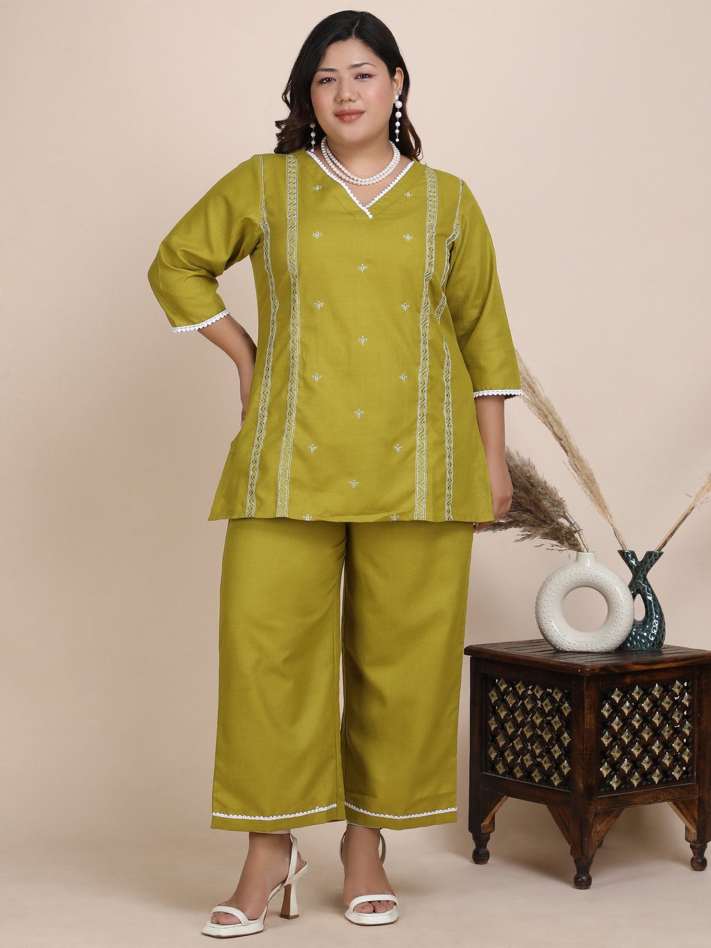 Women Green Embroidered Co-Ord (Set of 2)