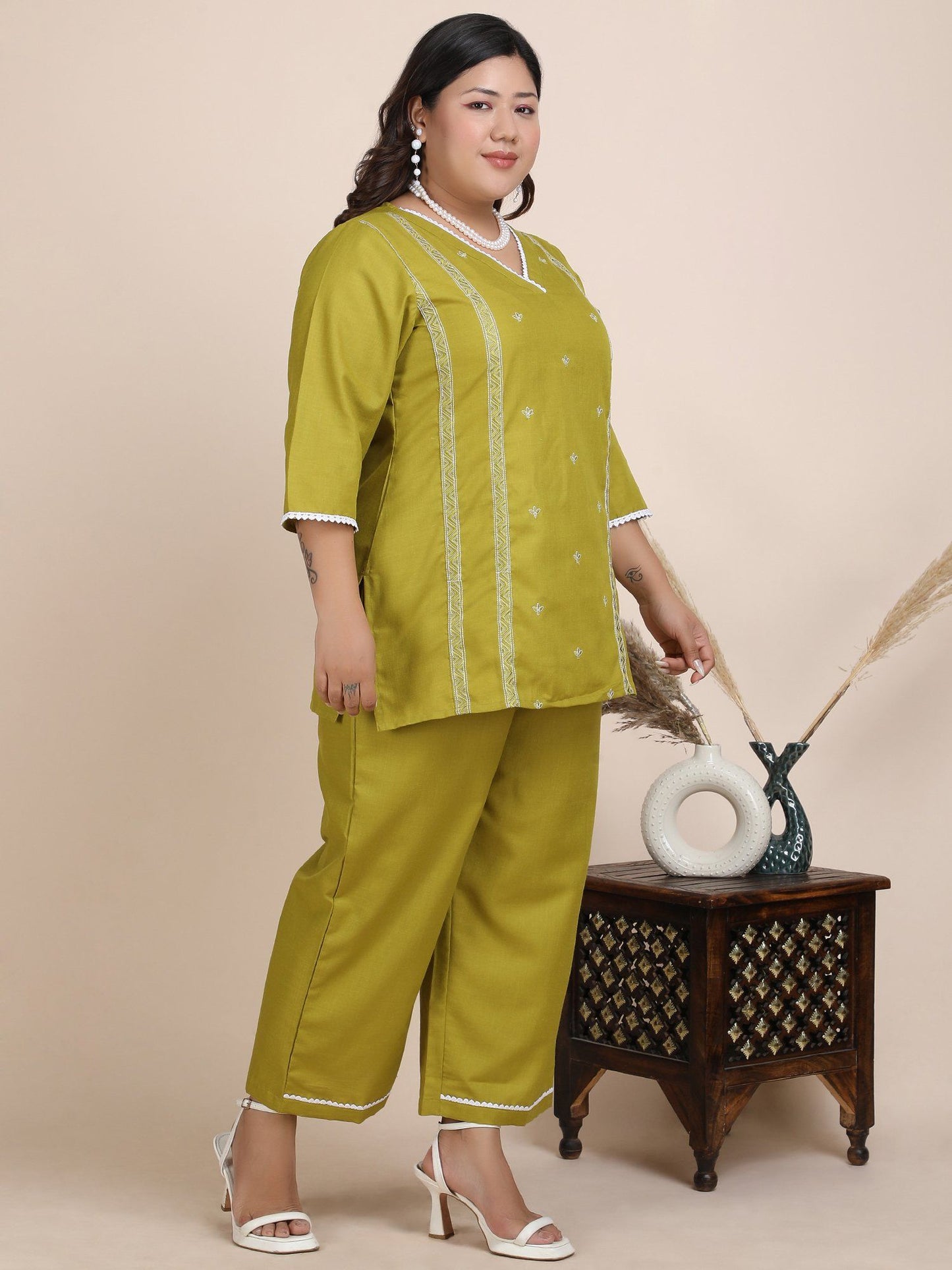 Women Green Embroidered Co-Ord (Set of 2)