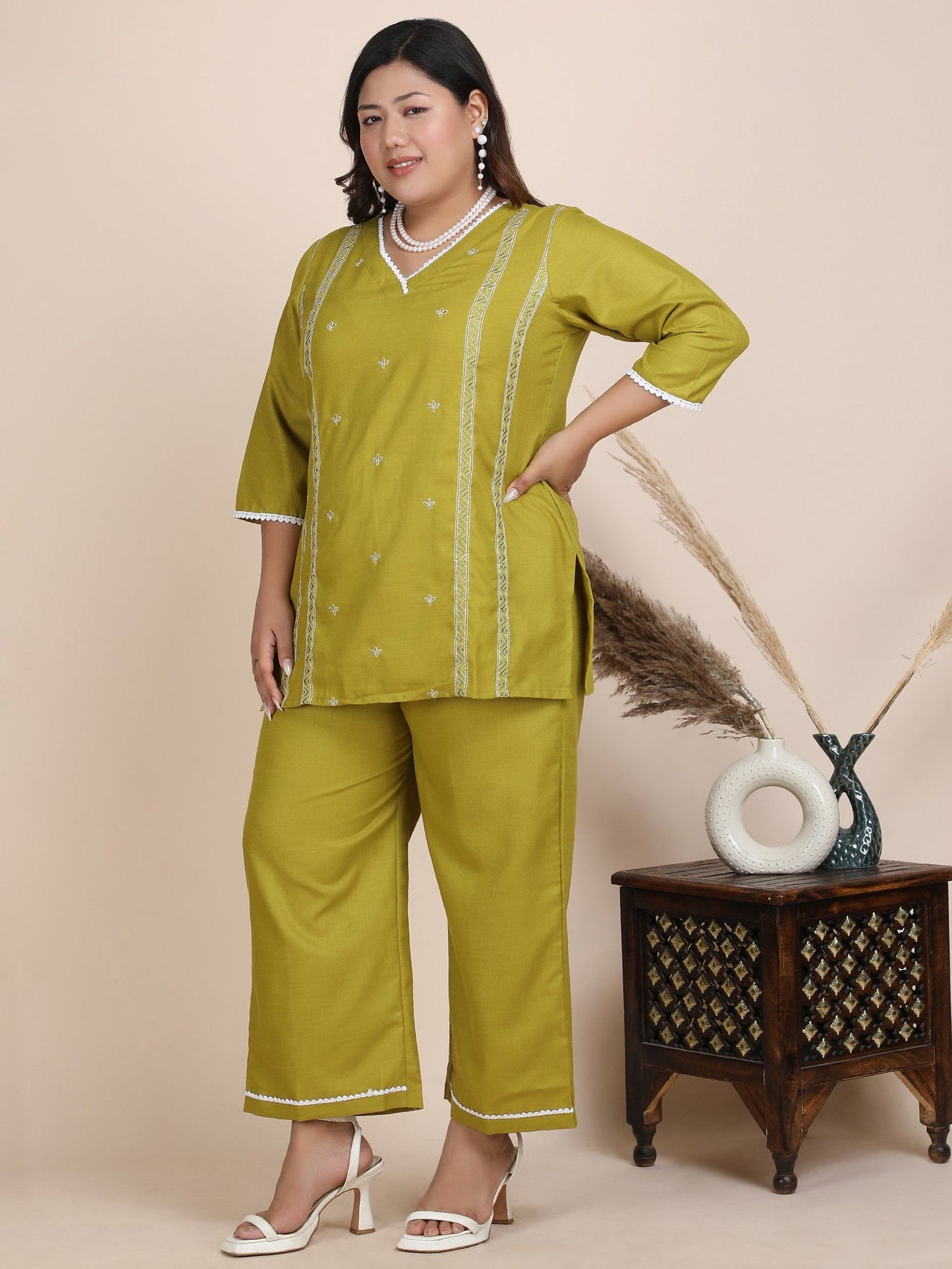Women Green Embroidered Co-Ord (Set of 2)