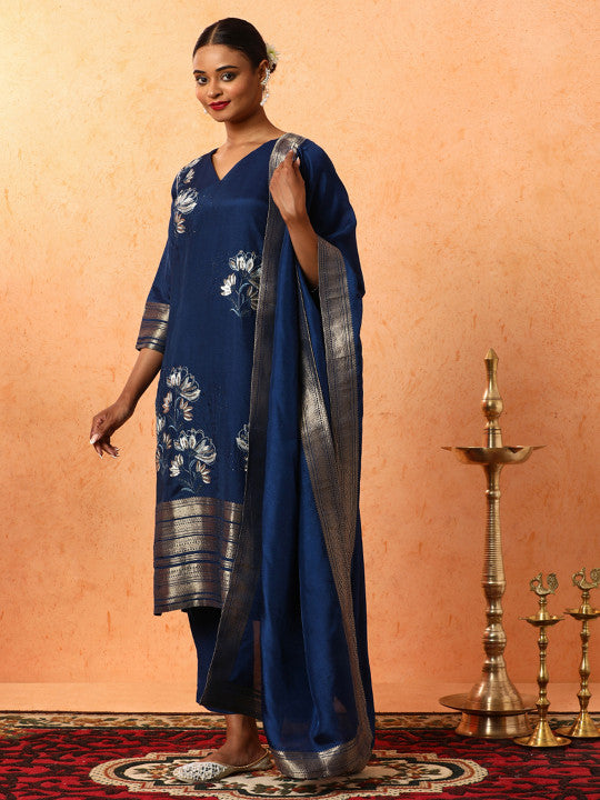 Jaipur Kurti Women Tribal Printed Regular Straight Zari Kurtas & Trousers With Dupatta
