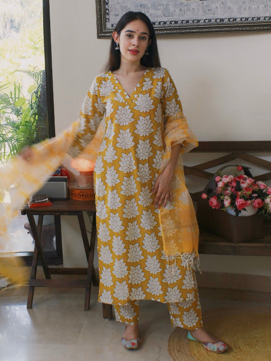 DIMPLE DESIGN STUDIO Women Floral Printed Regular Kurta with Trousers & With Dupatta