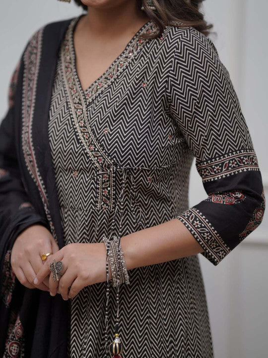 ASCIIBLUES Women Striped Kurta with Trousers & Dupatta