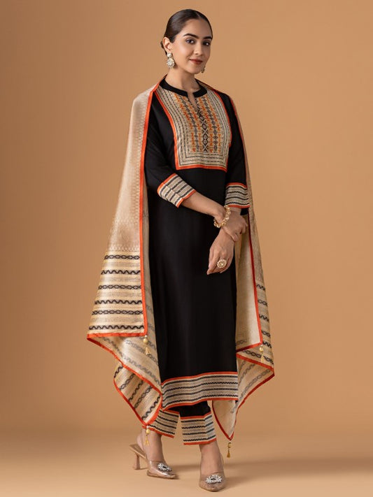 WOMEN PLUS Women Black Rayon Suit Set With Dupatta