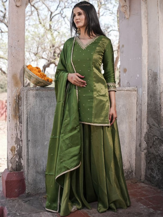 AAHRA Women Solid Embroidered Straight Kurti