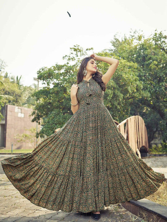 CHANSI Floral Printed Pleated Flared Maxi Dress