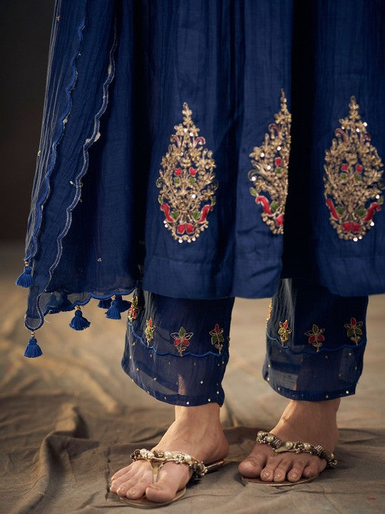 HIRIKA&DHRUTI Women Embroidered Chanderi Silk Kurta