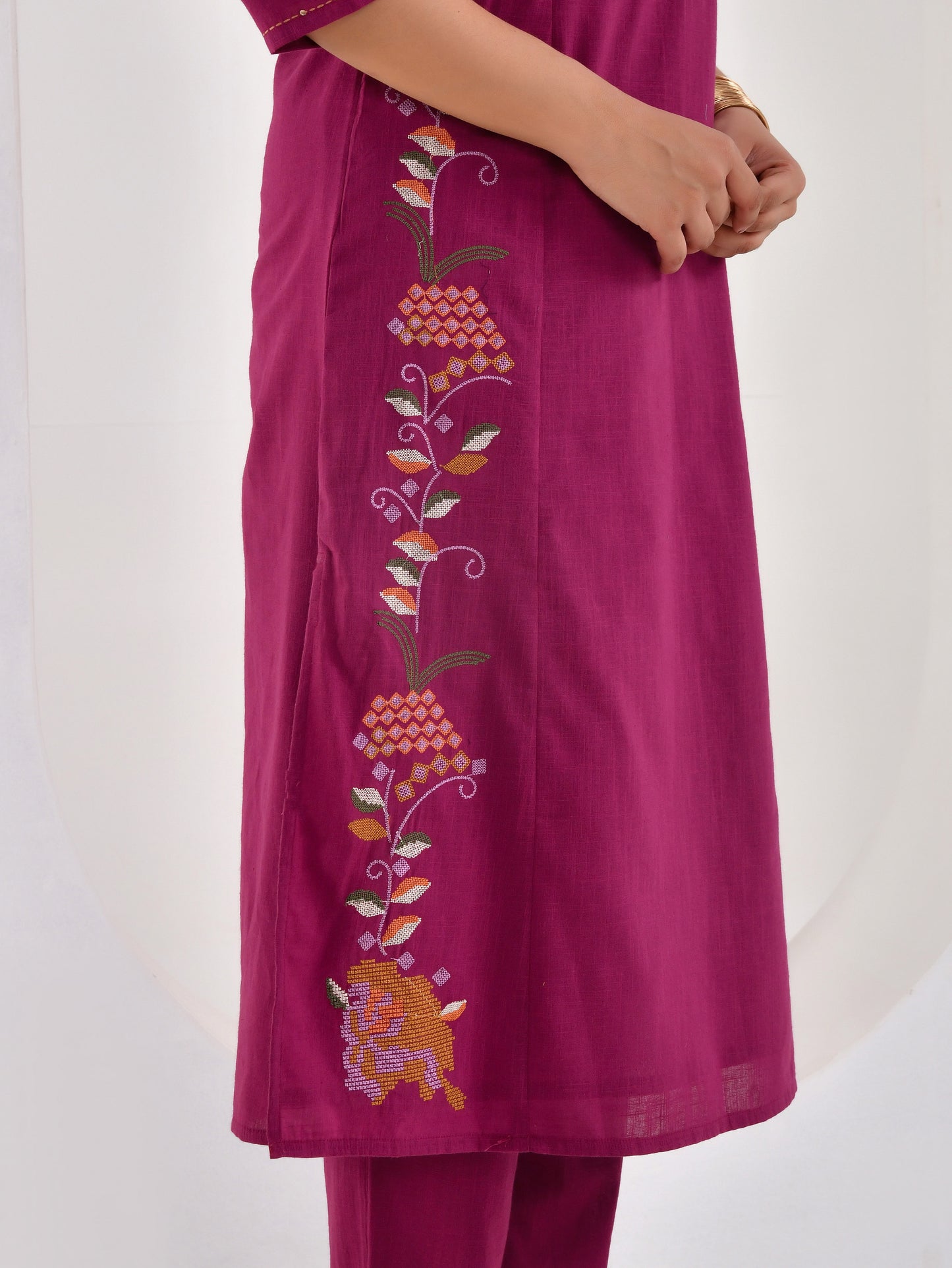 Embroidered Slub cotton Solid Straight Wine Kurta