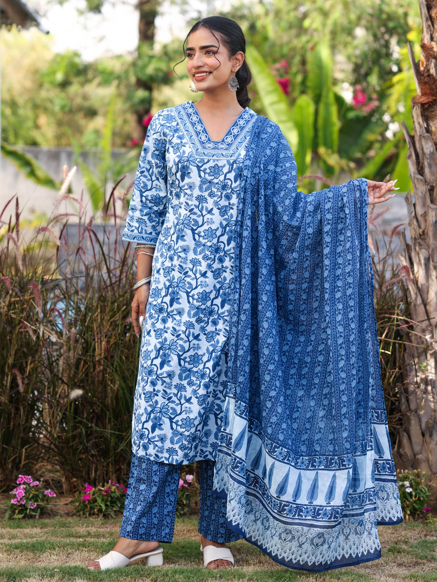 Embroidered Soft cotton Floral Straight Blue Kurta