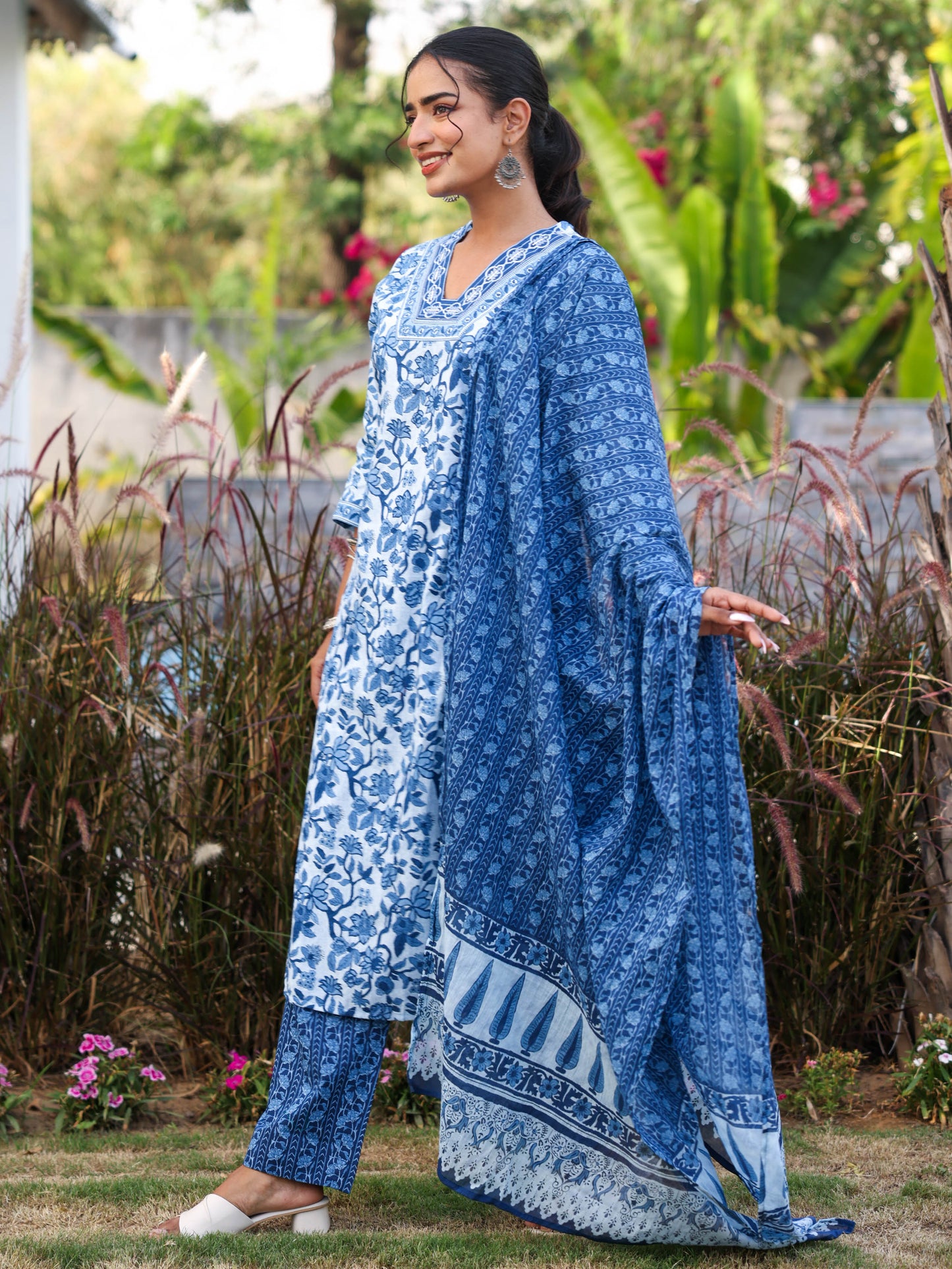 Embroidered Soft cotton Floral Straight Blue Kurta