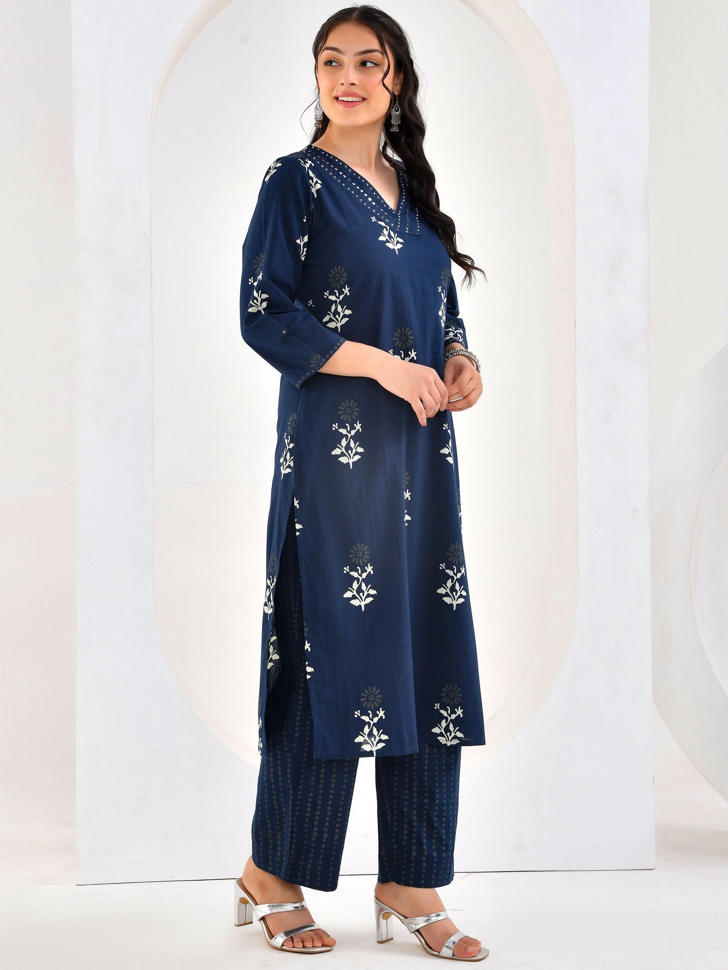 Embroidered Soft cotton Floral Straight Blue Kurta