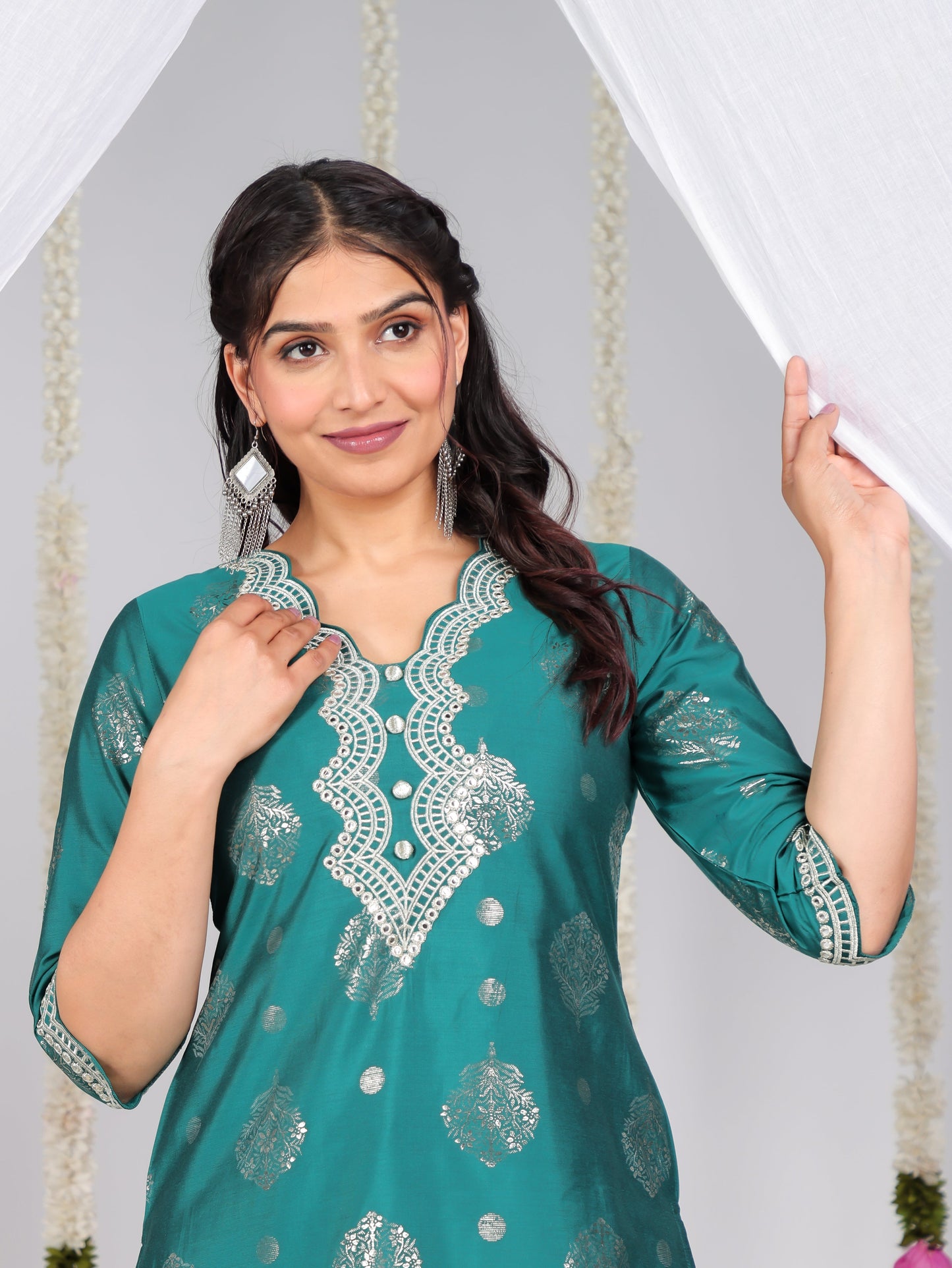 Embroidered Roman silk Gold foil Straight Green Kurta