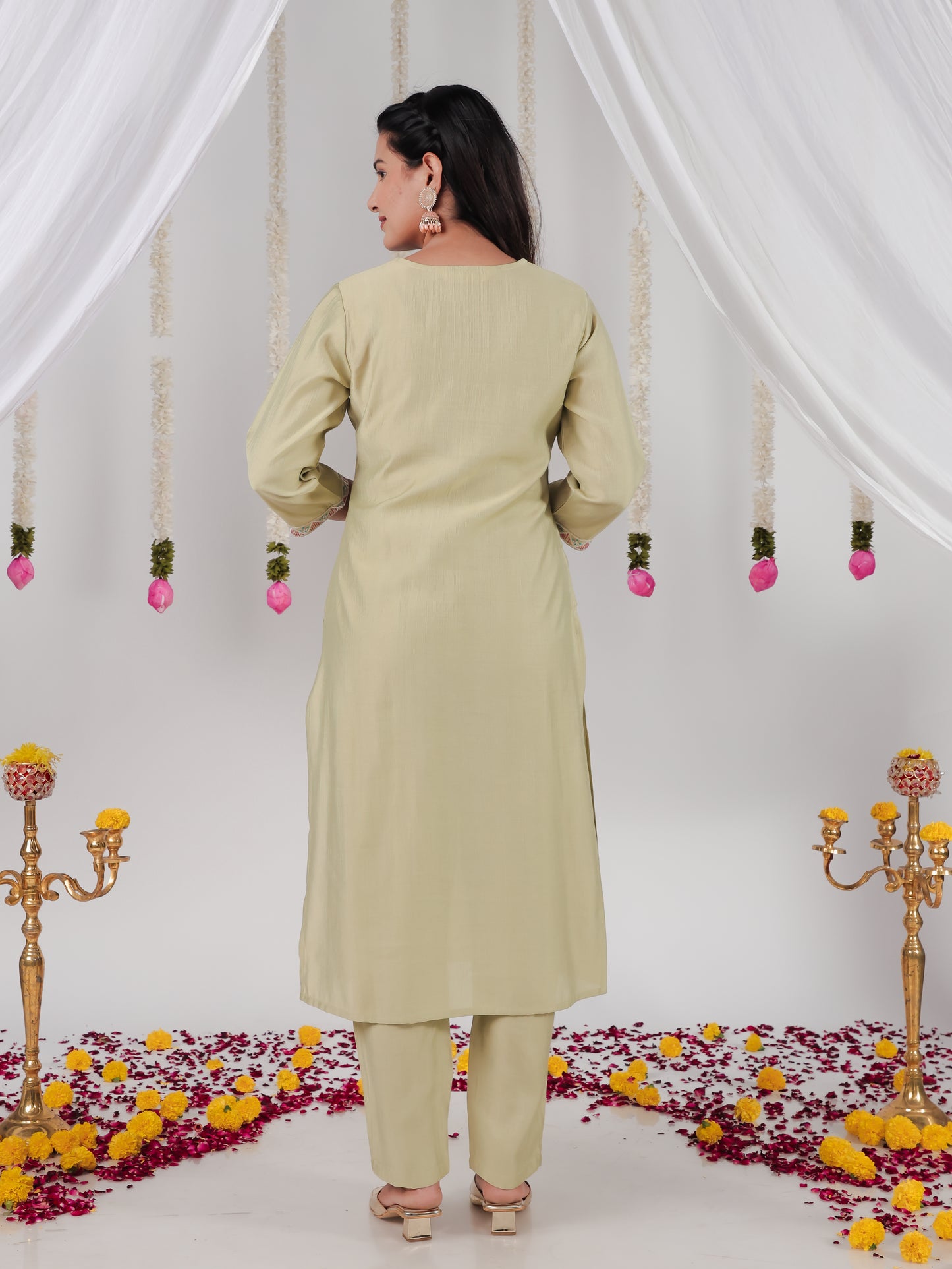 Embroidered Vertigan Solid Straight Green Kurta