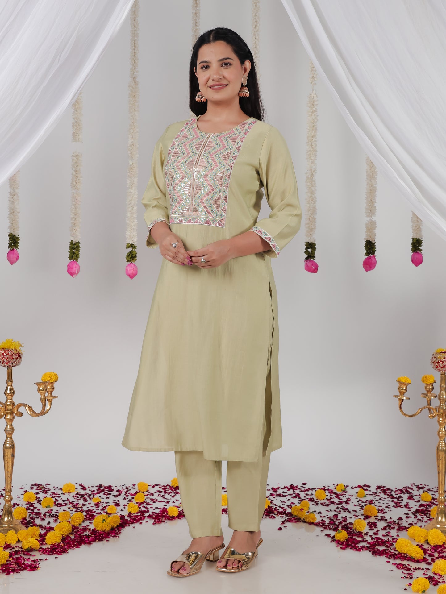 Embroidered Vertigan Solid Straight Green Kurta