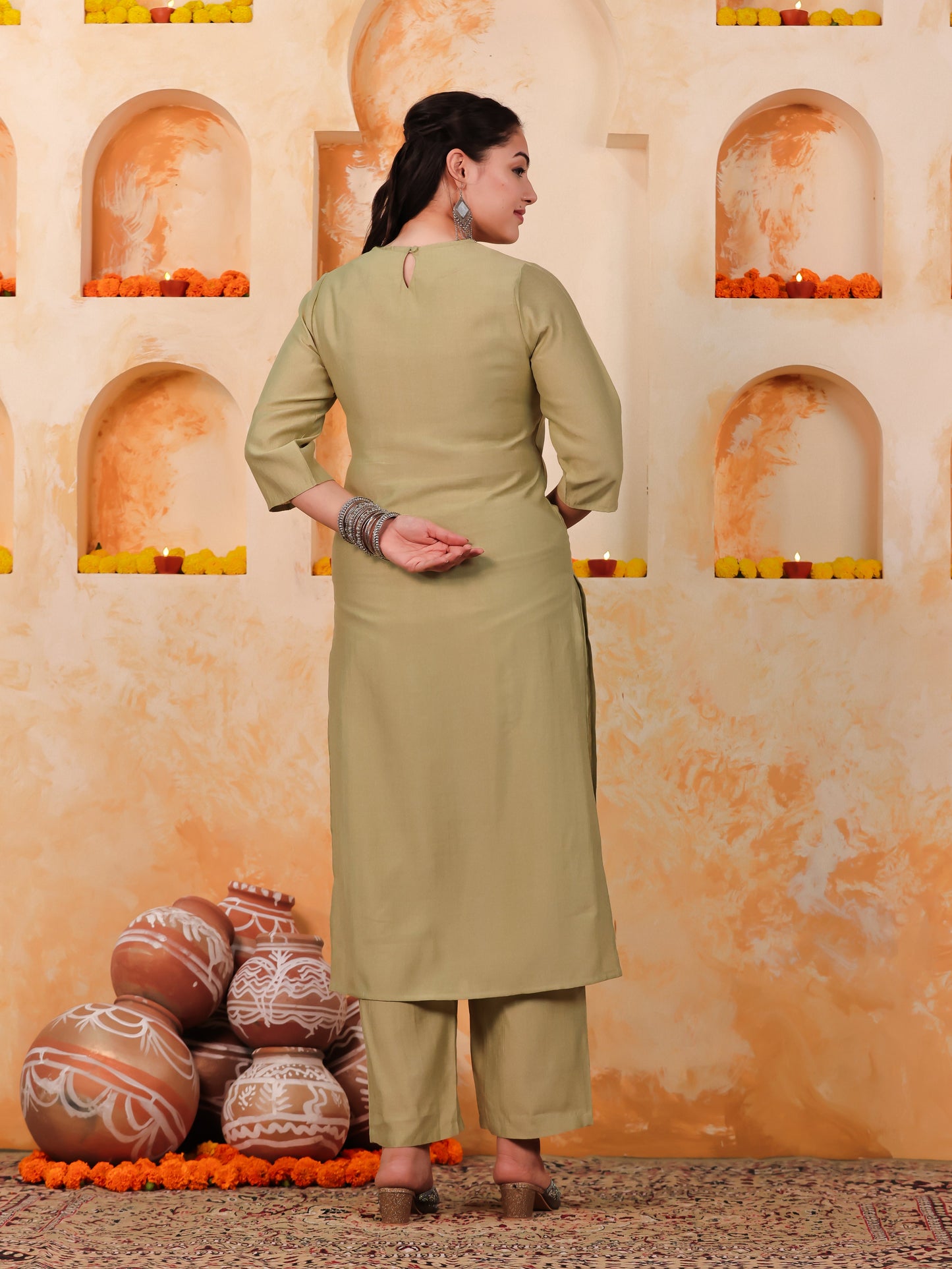 Embroidered Vertigan Solid Straight Green Kurta
