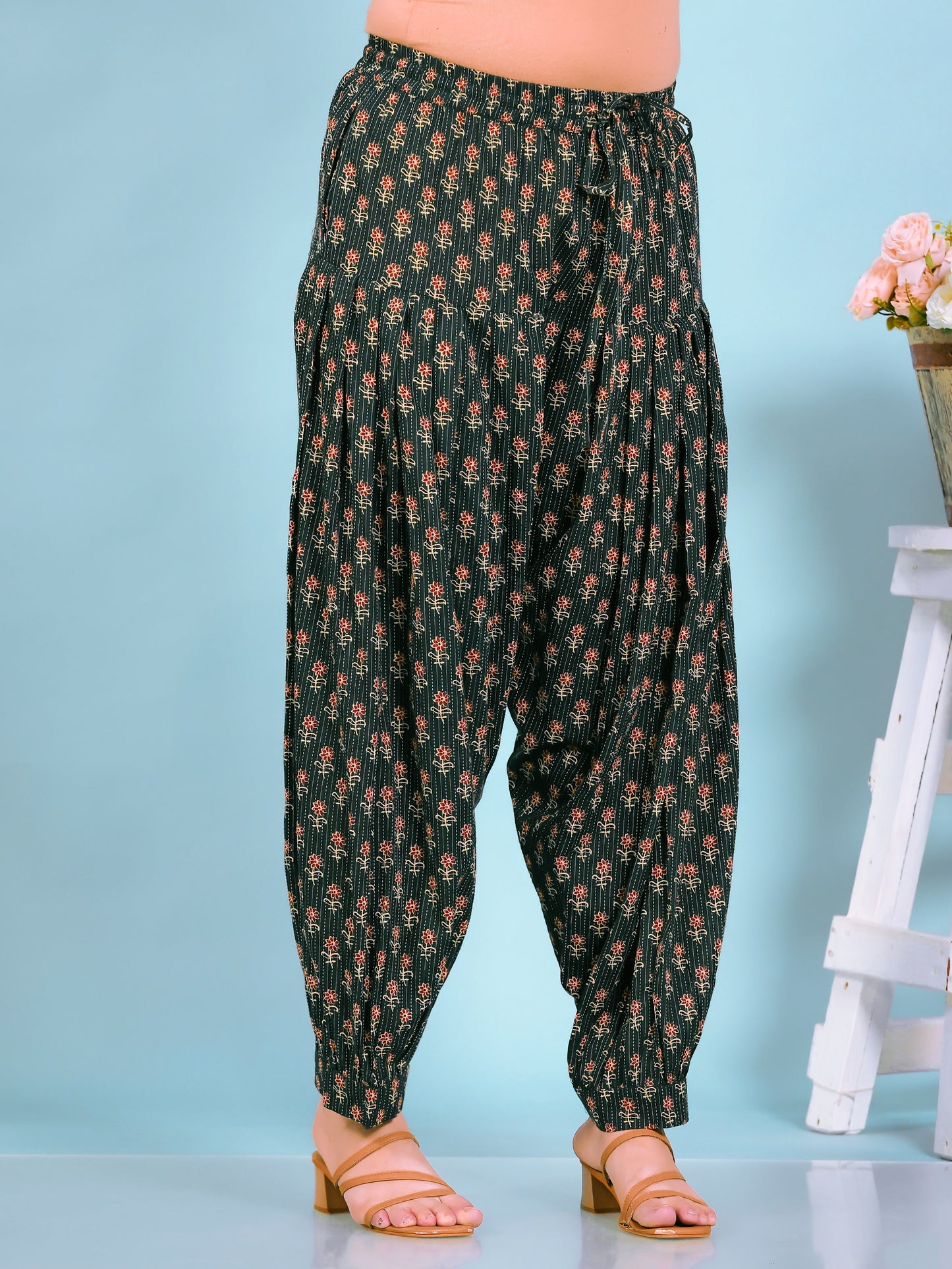 Embroidered Kantha Cotton Floral Straight Green Kurta