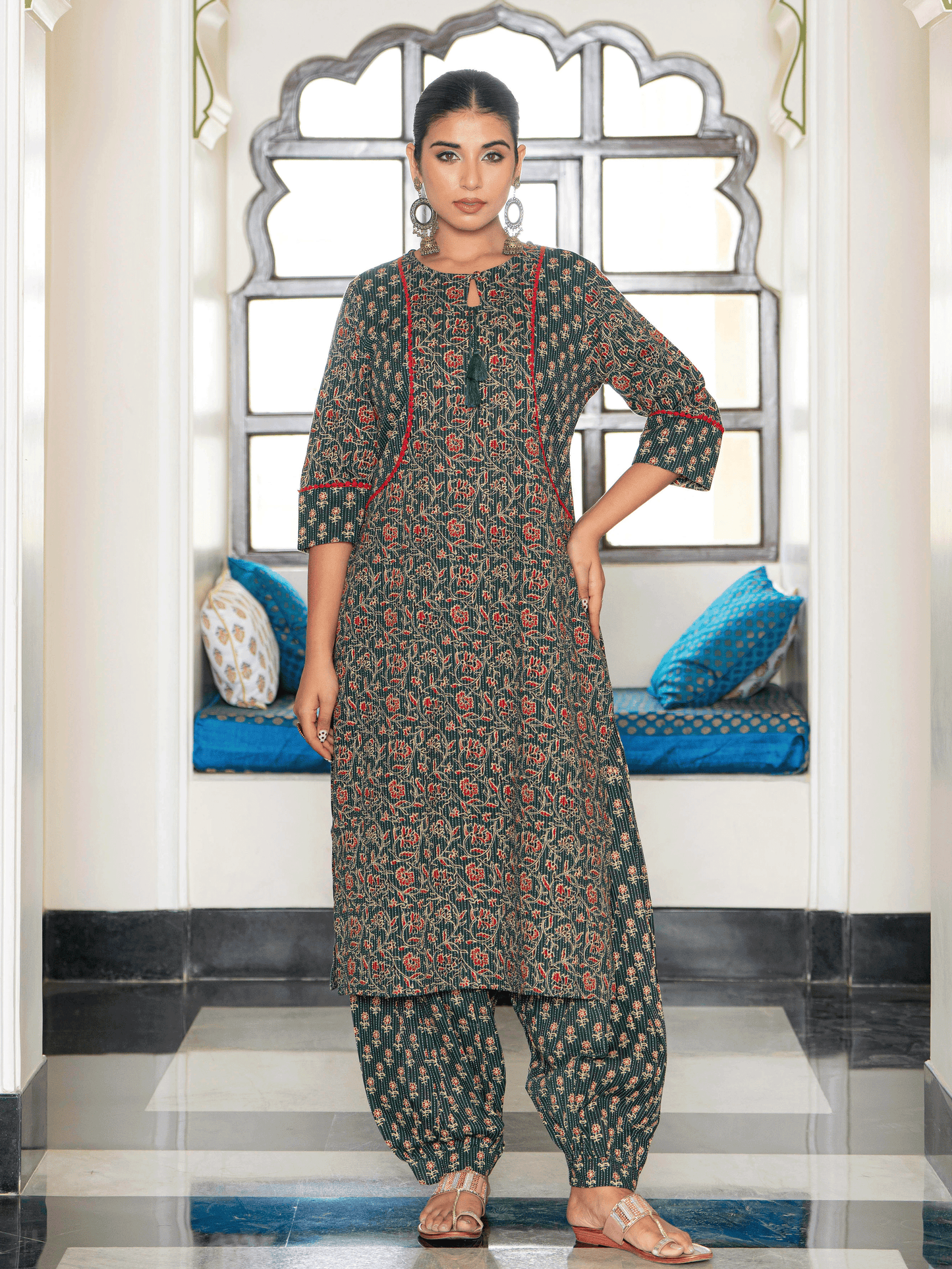Embroidered Kantha Cotton Floral Straight Green Kurta