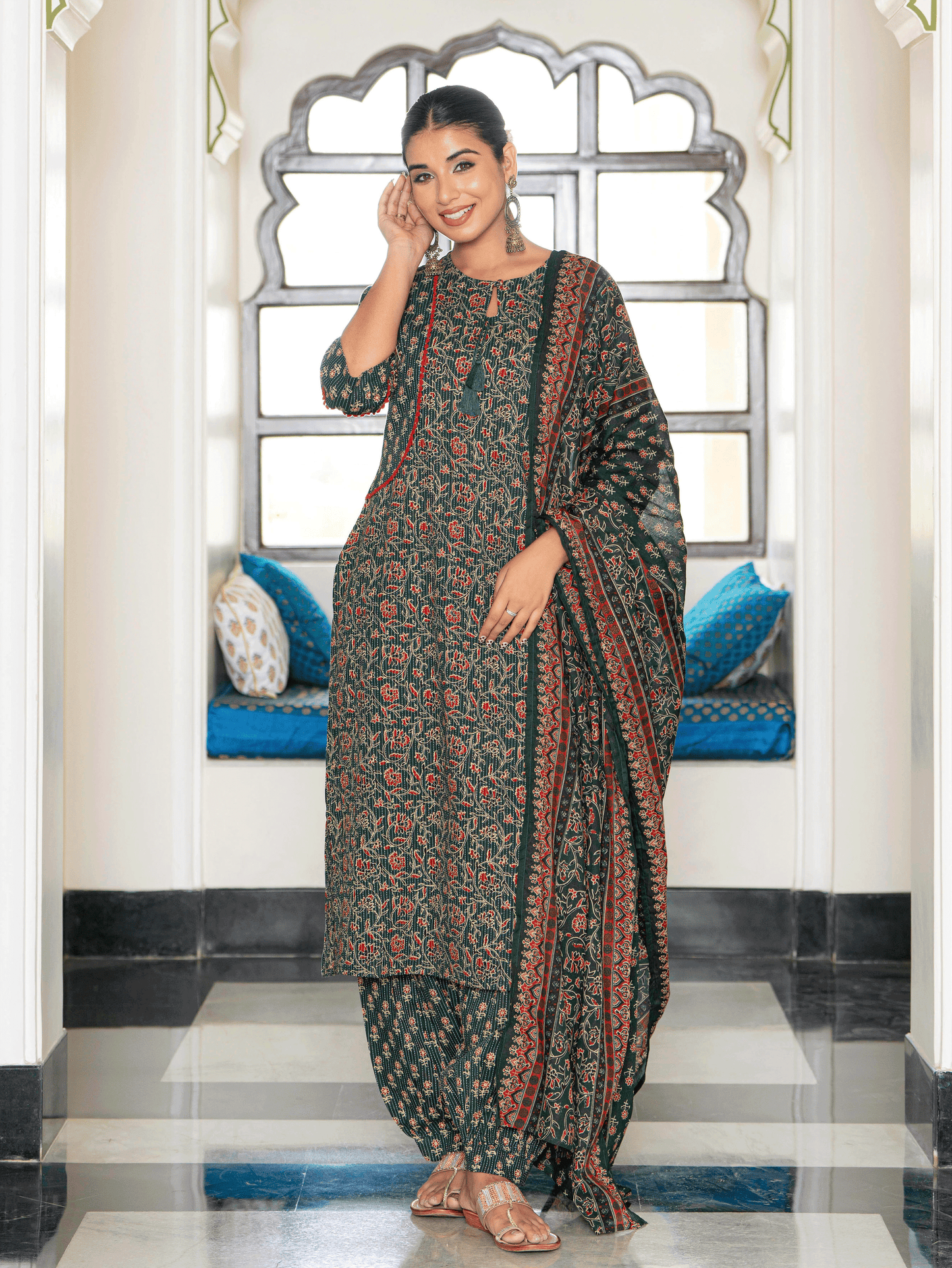 Embroidered Kantha Cotton Floral Straight Green Kurta
