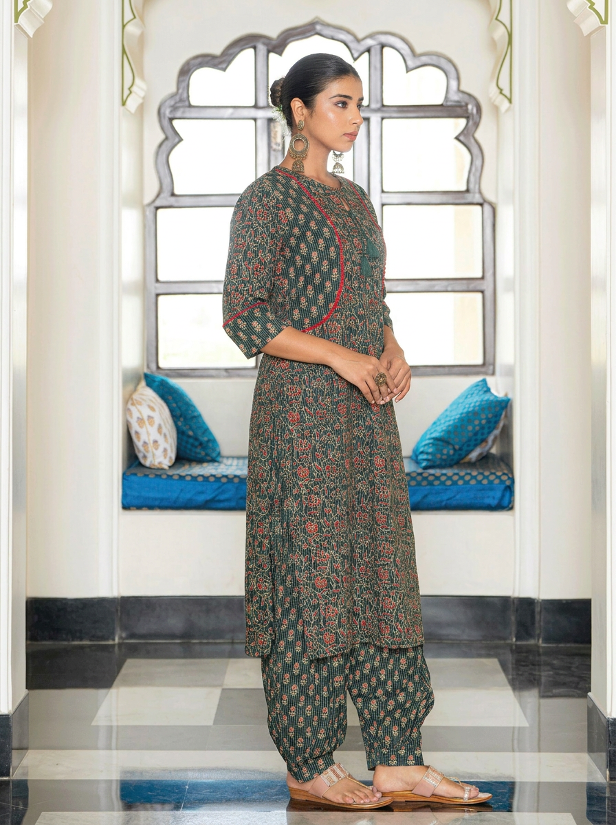 Embroidered Kantha Cotton Floral Straight Green Kurta