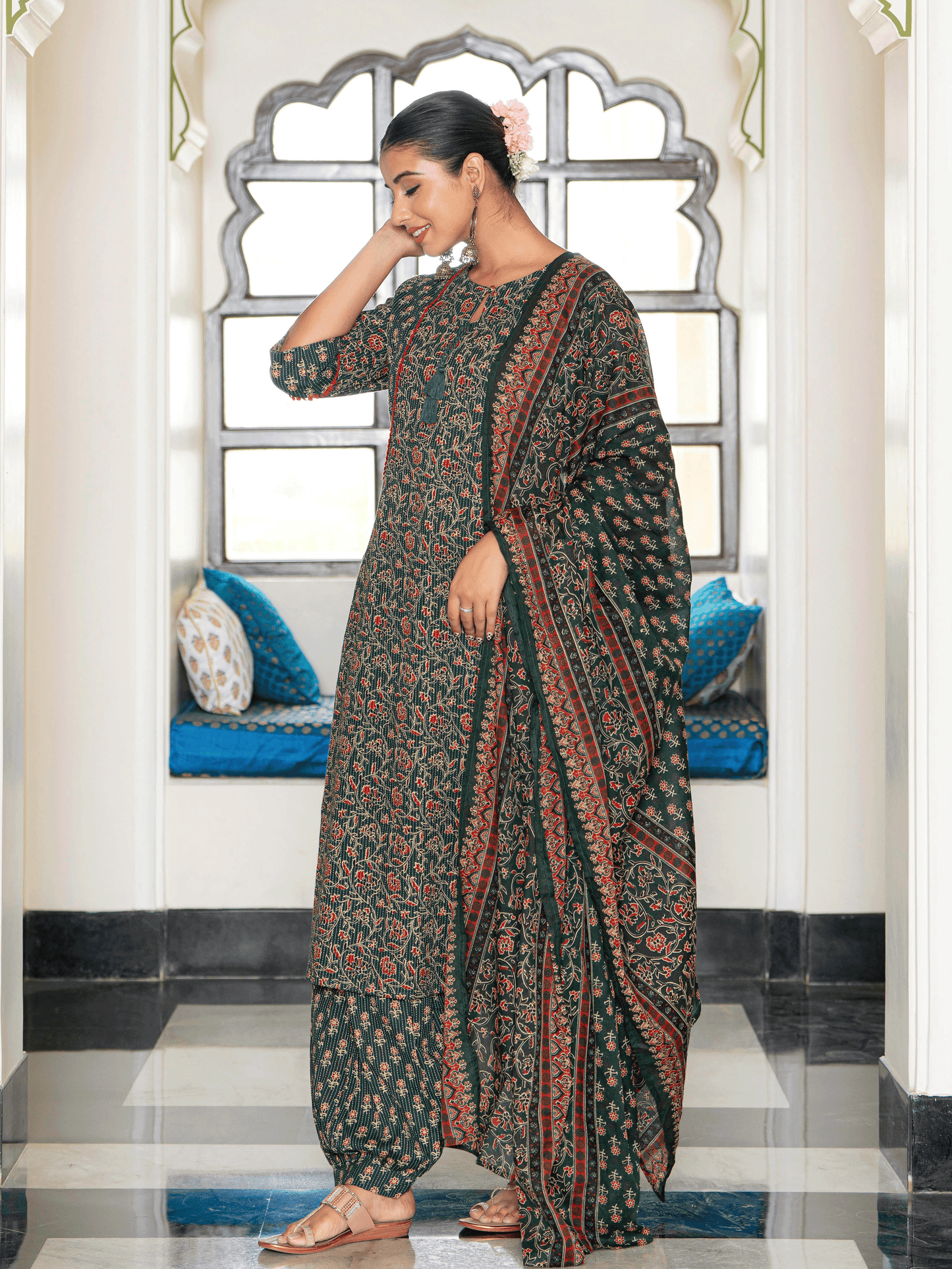 Embroidered Kantha Cotton Floral Straight Green Kurta