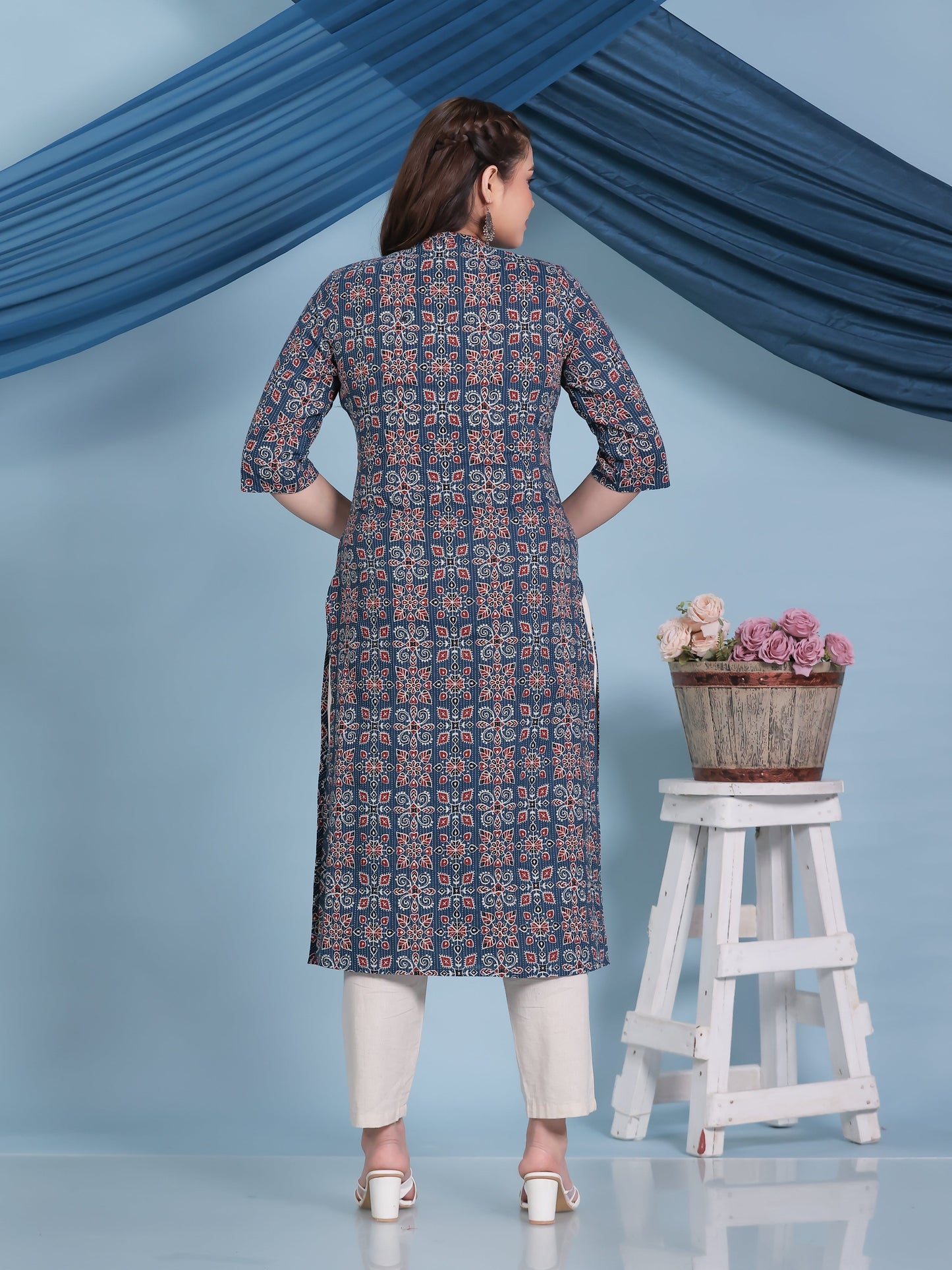 Embroidered Kantha Cotton Geometric Straight Blue Kurta