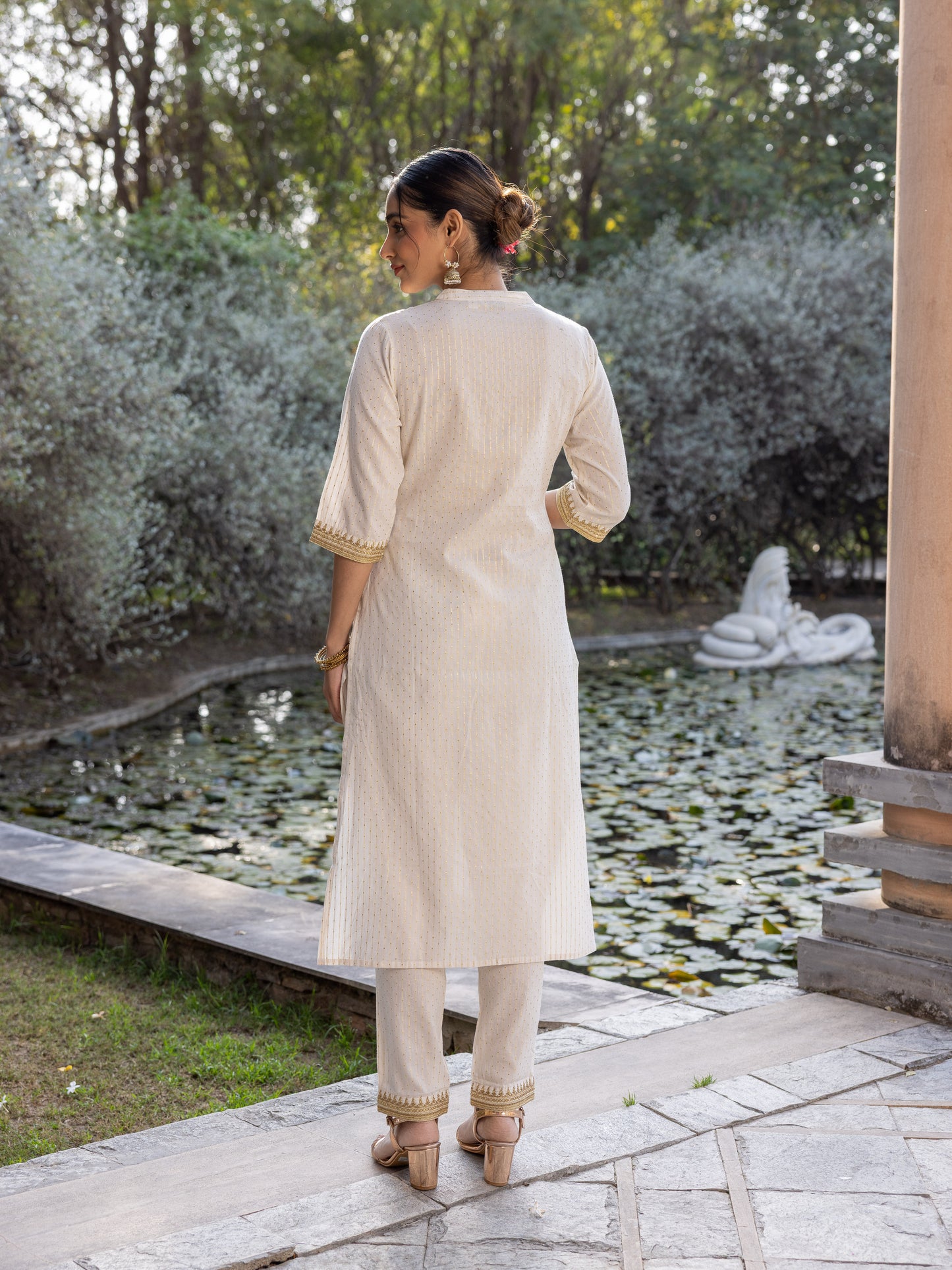 Embroidered Lurex Cotton Solid Straight White Kurta