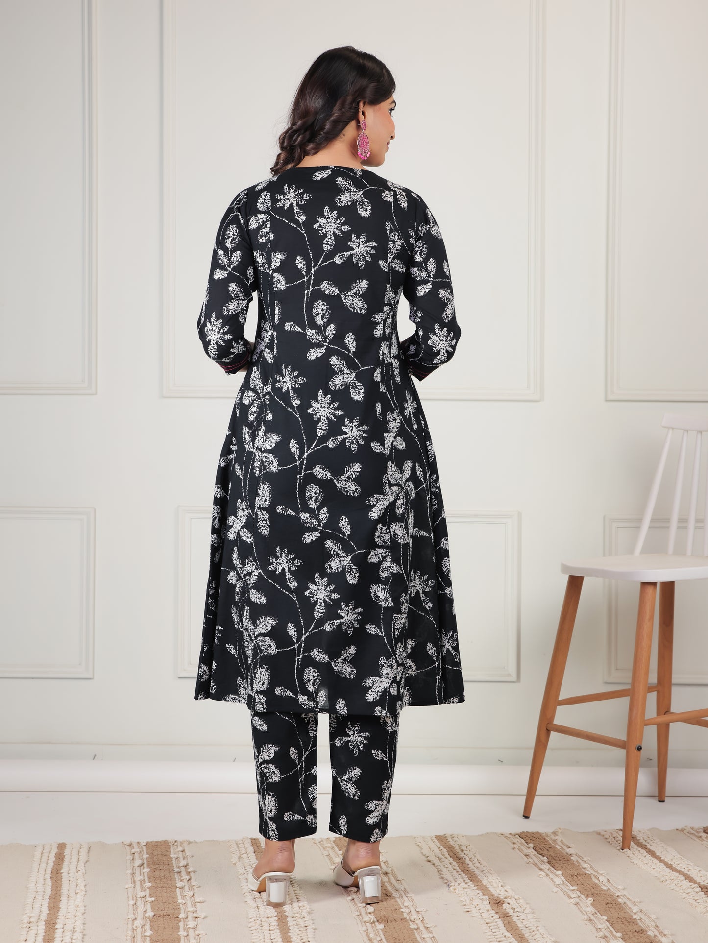 Embroidered Soft Cotton Floral Panelled Black Kurta