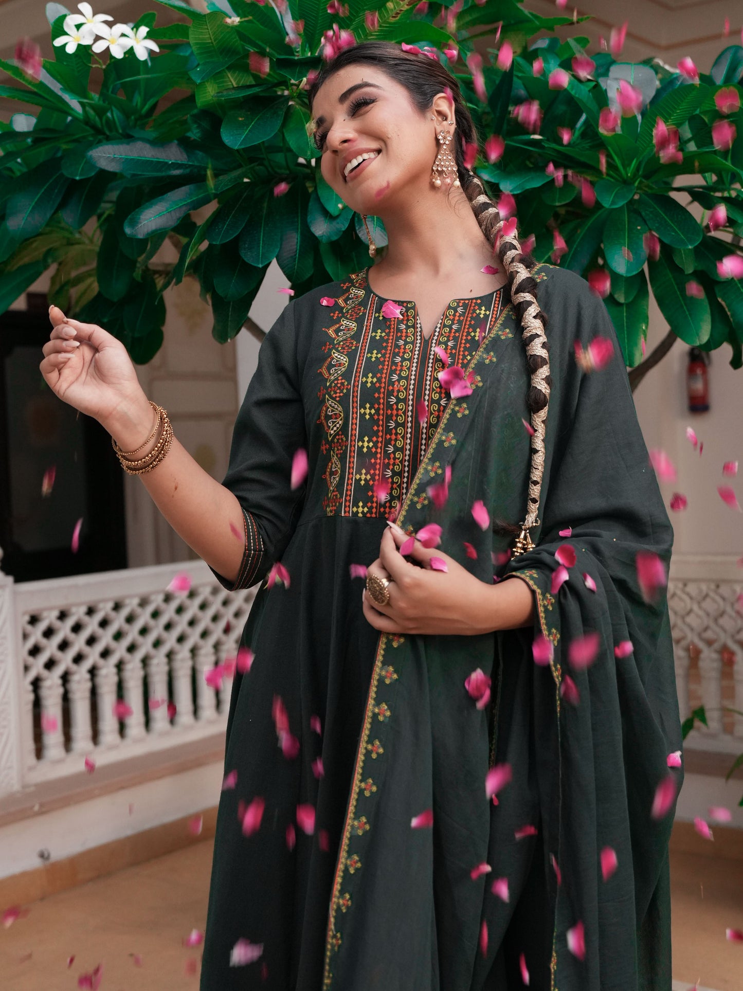 Embroidered Linen Cotton Solid Green Kurta