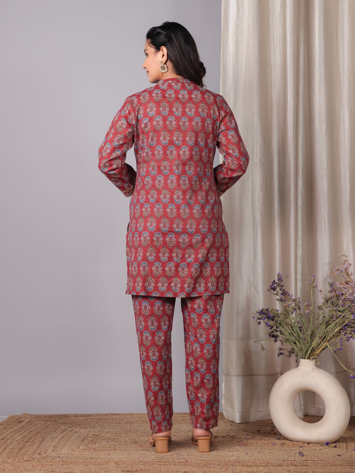 Embroidered Kantha Cotton Geometric Straight Red Kurta