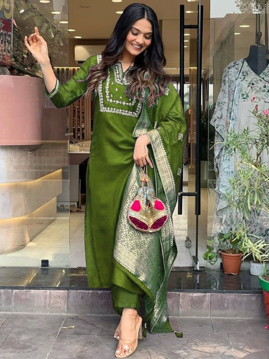 Yara Creation Women Ethnic Motifs Embroidered Regular Kurta with Trousers & With Dupatta