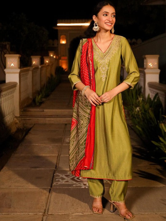 Aralia Women Floral Solid Kurta with Trousers & Dupatta