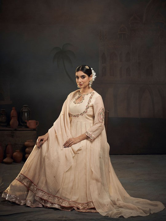 HIRIKA&DHRUTI Women Embroidered Chanderi Silk Kurta