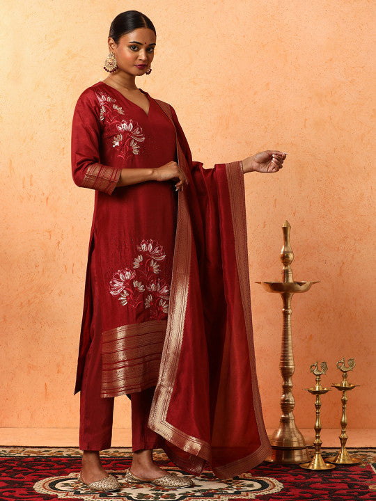 Jaipur Kurti Floral Embroidered Sequinned V-Neck Straight Kurta With Trousers & Dupatta