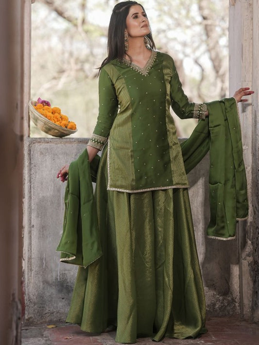 AAHRA Women Solid Embroidered Straight Kurti