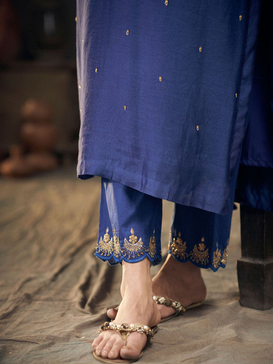 HIRIKA&DHRUTI Women Embroidered Kurta with Harem Pants & With Dupatta