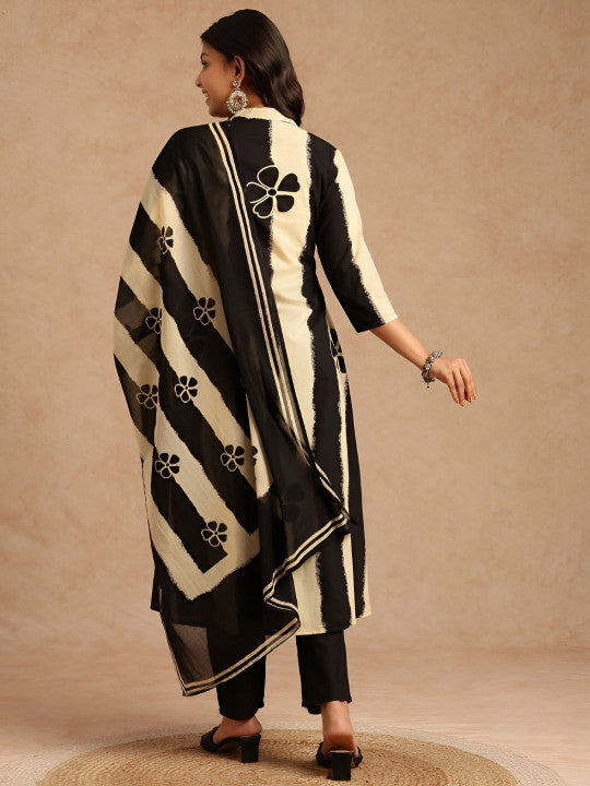Vbuyz Women Floral Printed Cotton Kurta with Trousers & Dupatta