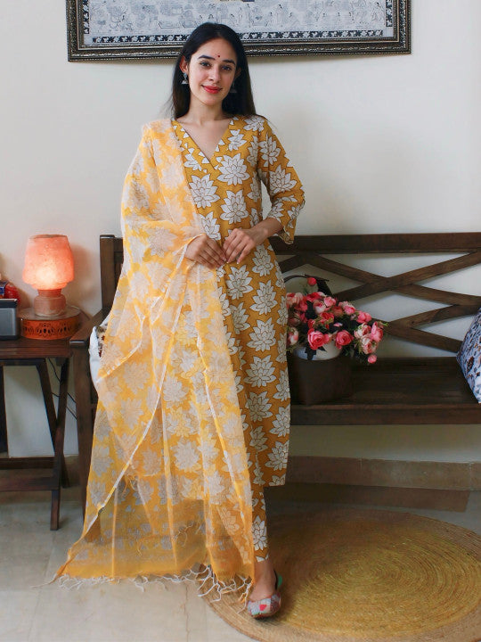 DIMPLE DESIGN STUDIO Women Floral Printed Regular Kurta with Trousers & With Dupatta