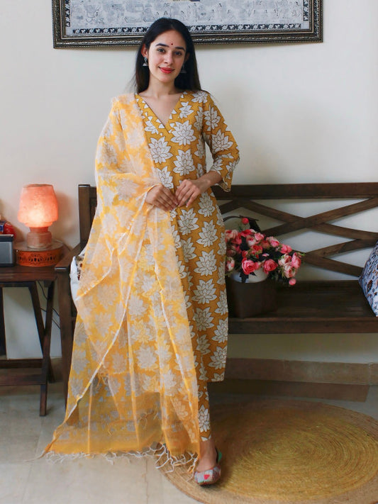 DIMPLE DESIGN STUDIO Women Floral Printed Regular Kurta with Trousers & With Dupatta