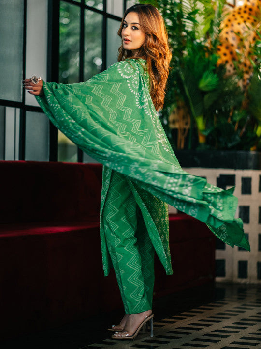 DIMPLE DESIGN STUDIO Floral Printed Regular Pure Cotton Kurta with Trousers & Dupatta