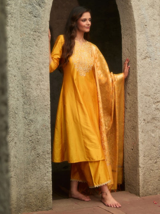 AURELIA Women Floral Embroidered Regular Kurta with Palazzos & With Dupatta