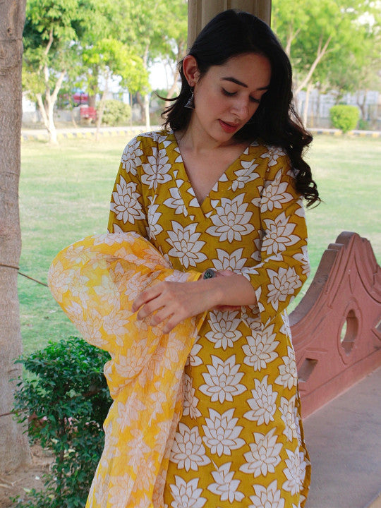 DIMPLE DESIGN STUDIO Women Floral Printed Regular Kurta with Trousers & With Dupatta