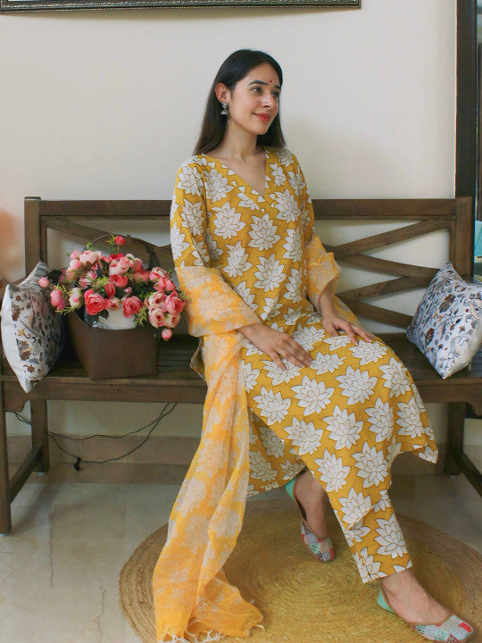 DIMPLE DESIGN STUDIO Women Floral Printed Regular Kurta with Trousers & With Dupatta