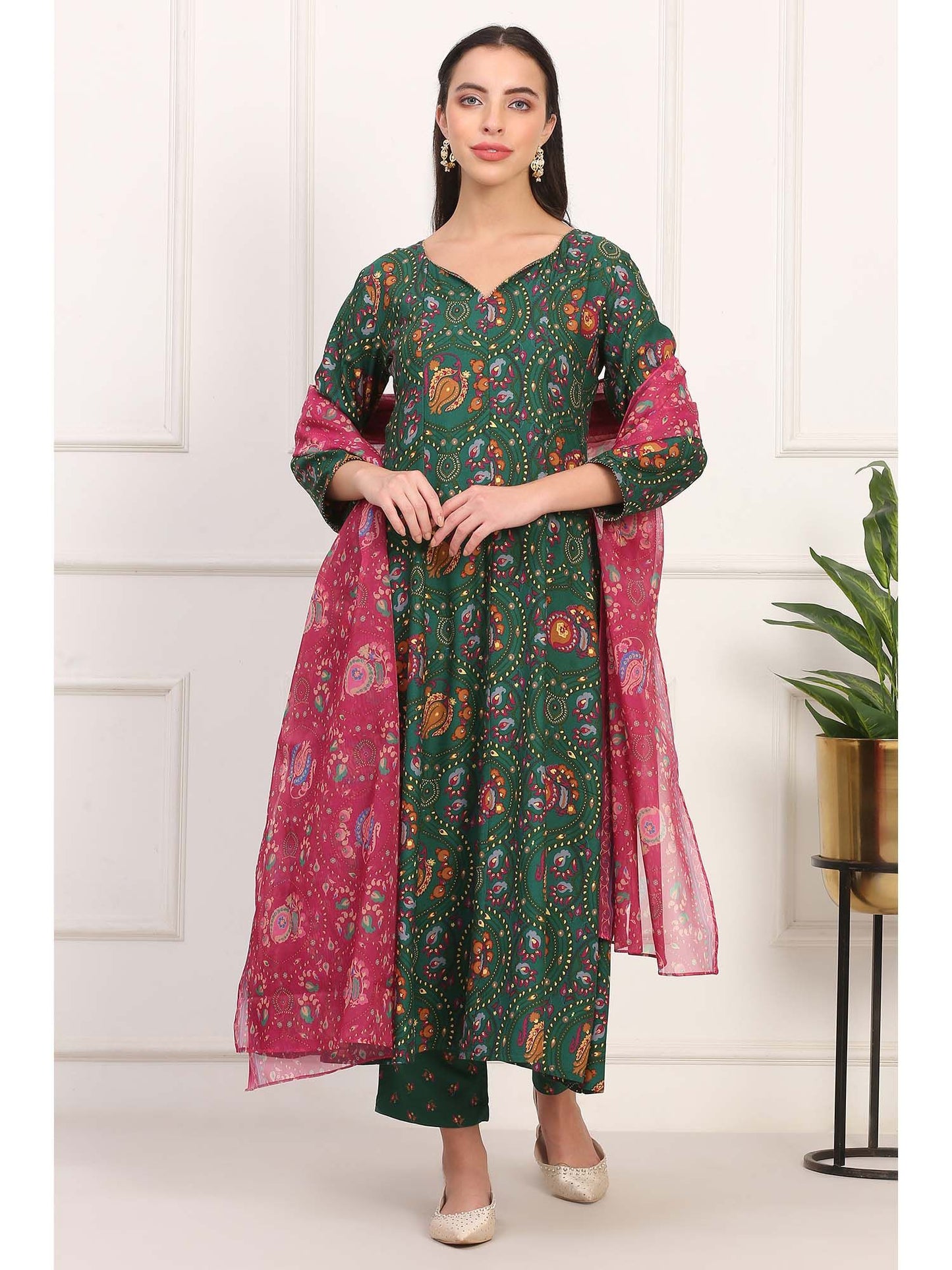 Green Viscose Floral Round Neck Kurta with Pant and Dupatta (Set of 3)