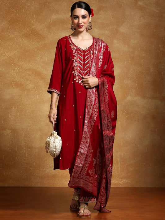 House of Pataudi Floral Embroidered Sequinned Sweetheart Neck Kurta