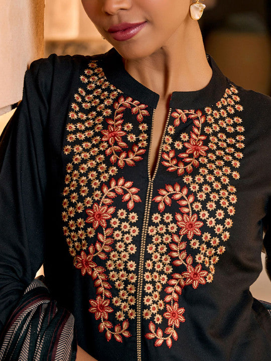 WOMEN PLUS Women Floral Yoke Design Regular Thread Work Liva Kurta with Trousers & Dupatta