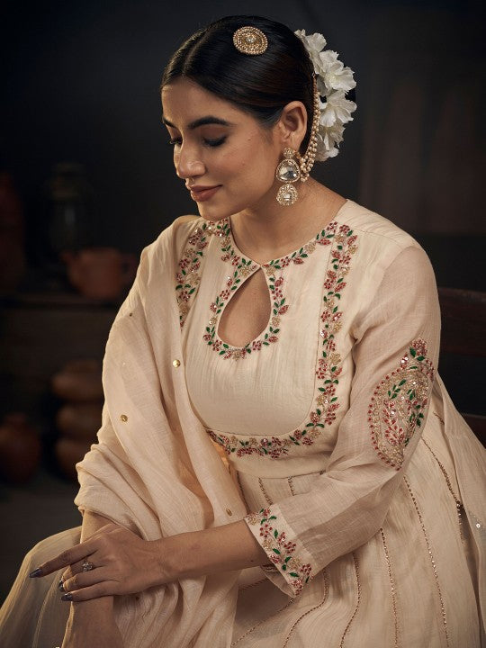 HIRIKA&DHRUTI Women Embroidered Chanderi Silk Kurta