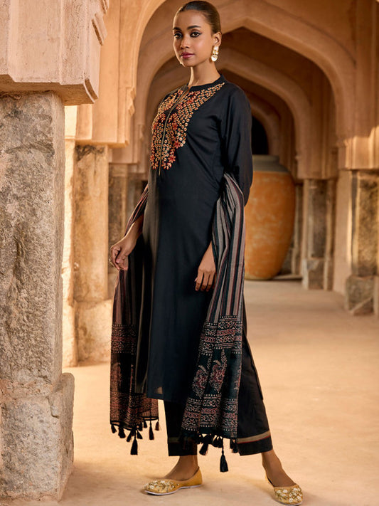 WOMEN PLUS Women Floral Yoke Design Regular Thread Work Liva Kurta with Trousers & Dupatta
