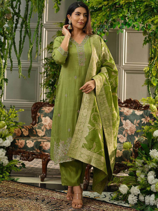 House of Pataudi Women Ethnic Motifs Embroidered Straight Kurta With Trousers & Dupatta