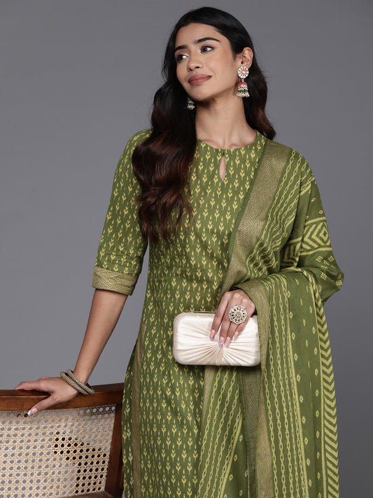 Floral Printed Regular Round Neck Straight Kurta With Trousers And Dupatta